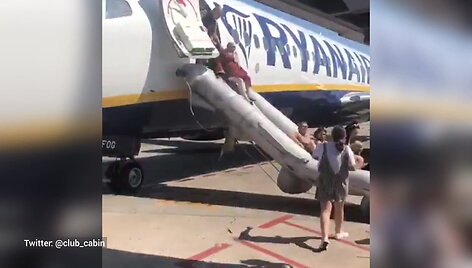 ryanair-keleiviai-evakuojasi-is-lektuvo