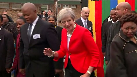 per-apsilankyma-keiptauno-mokykloje-theresa-may-demonstravo-keistus-sokiu-judesius