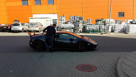 parsauska-po-teismo-jo-lamborghini-automobiliu-isveze-mergina