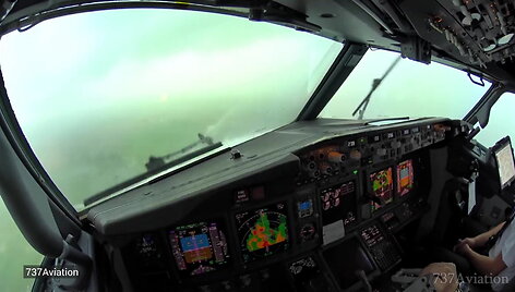 itemptas-vaizdas-is-pilotu-kabinos-lakunai-nutupdo-lektuva-per-galinga-audra