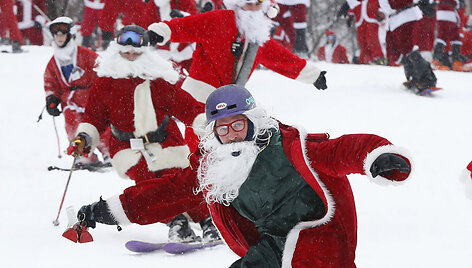 Skiing_Santas_62766.jpg-7da55