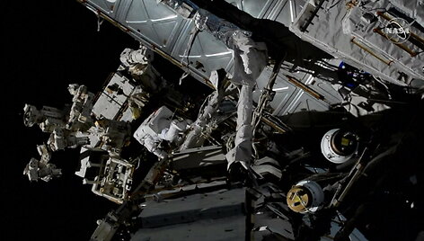 i-kosmosa-daugiau-nei-6-val-isejo-astronautai-atliko-akumuliatoriu-keitimo-ir-laidu-tiesimo-darbus