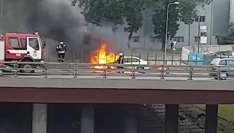 judrioje-sostines-gatveje-dege-automobilis-vairuotojui-prireike-mediku-susidare-spustys