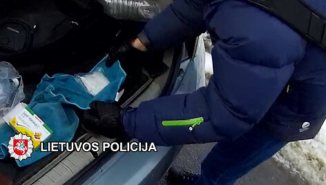 klaipedos-kriminalistai-kratu-metu-pas-klaipedieti-aptiko-itariama-ivairiu-narkotiniu-medziagu