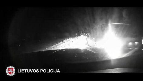 noredamas-pasprukti-pazeidejas-taranavo-policijos-pareigunu-automobili