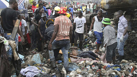 Mozambique_Garbage_Collapse_49034.jpg-996ff