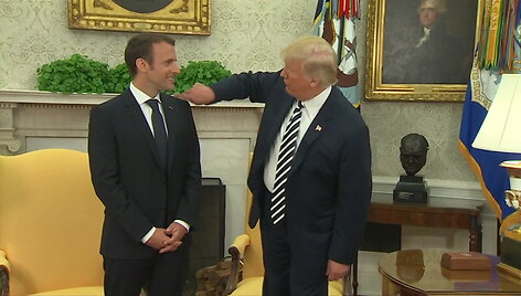 dtrumpo-sou-per-susitikima-su-emacronu-nuvale-pleiskanas-nuo-jo-kostirumo