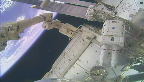 nasa-kosmonautai-tks-isoreje-sumontavo-dvi-aukstos-raiskos-vaizdo-kameras