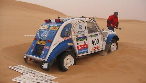 1963-aisiais pagamintam Citro&euml;n 2CV Dakaro ralyje nepasisekė net su dviem varikliais