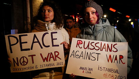 Žmonės su plakatais prie&scaron; reperio Oxxxymiron koncertą &bdquo;Rusai prie&scaron; karą&ldquo; Turkijoje