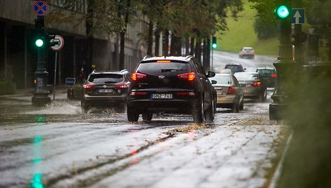 Vilnių vėl užpuolė lietaus debesys