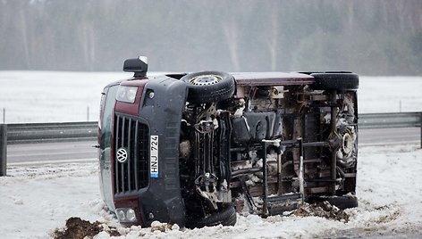 Apvirtęs mikroautobusas