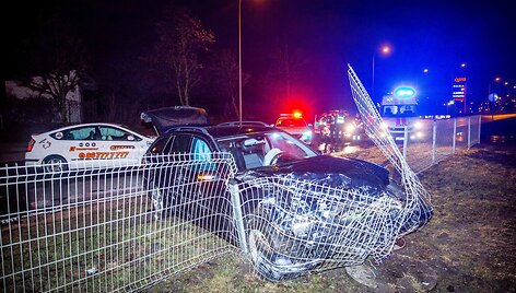 Geležinio Vilko gatvėje susidūrė taksi automobilis su &bdquo;Mercedes-Benz&ldquo; automobiliu
