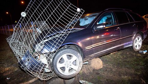 Geležinio Vilko gatvėje susidūrė taksi automobilis su &bdquo;Mercedes-Benz&ldquo; automobiliu