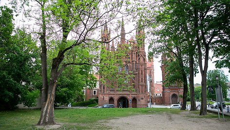 Skveras Vilniaus Senamiestyje priešais Šv. Onos bažnyčią