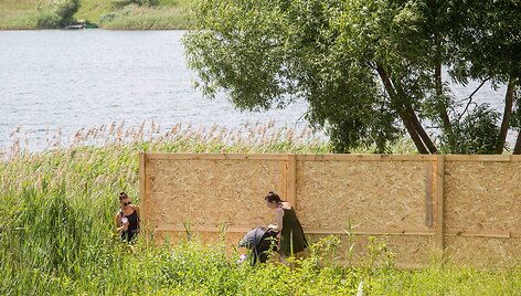 Pilaitės mikrorajone i&scaron;dygusi tvora užblokavo priėjimą prie ežero