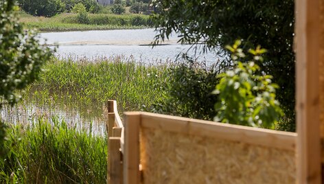 Pilaitės mikrorajone i&scaron;dygusi tvora užblokavo priėjimą prie ežero