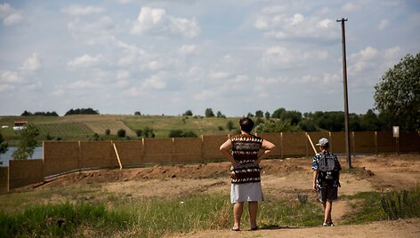 Pilaitės mikrorajone i&scaron;dygusi tvora užblokavo priėjimą prie ežero
