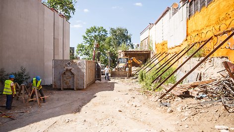 Nugriautas pėsčiųjų takas Vilniuje, pavadintas „Jono Meko skersvėjo“ vardu