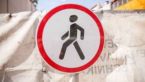 Nugriautas pėsčiųjų takas Vilniuje, pavadintas &bdquo;Jono Meko skersvėjo&ldquo; vardu