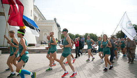 Tradicinio estafetinio bėgimo (Vilnius–Ryga–Talinas) startas Katedros aikštėje