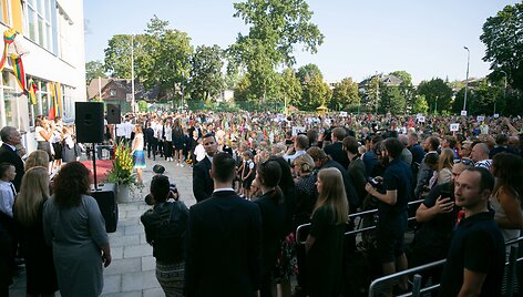 Prezidentas Gitanas Nausėda dalyvavo mokslo ir žinių dienos &scaron;ventėje Vilniaus Jono Basanavičiaus progimnazijoje