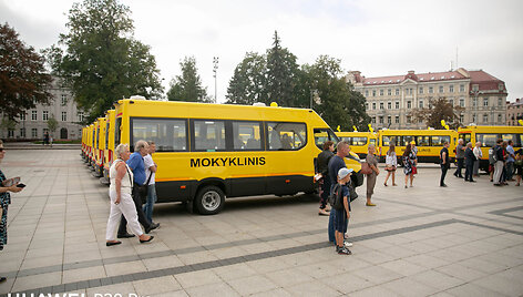 Katedros aik&scaron;tėje dalyvavo mokyklinių autobusiukų perdavimo savivaldybėms ceremonijoje