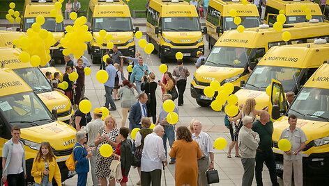 Katedros aik&scaron;tėje dalyvavo mokyklinių autobusiukų perdavimo savivaldybėms ceremonijoje