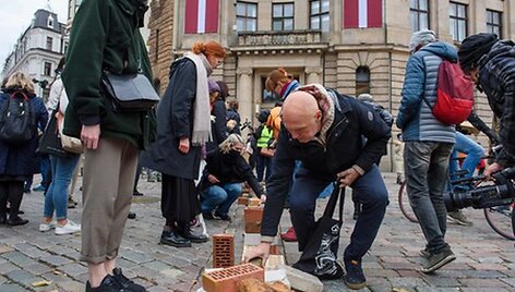 atvijos sostinėje kūrėjai kraudami plytas protestavo prie&scaron; planus didinti mokesčius