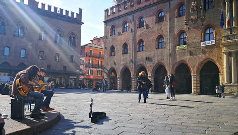 Gatvės muzika Piazza Maggiore aikštėje