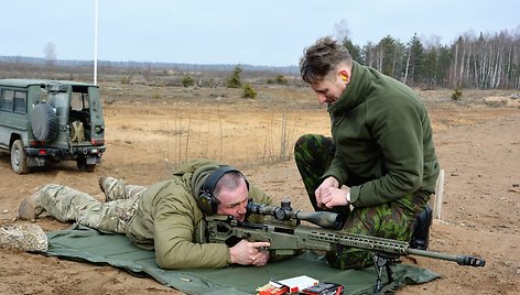 Gaižiūnų poligone Jurijus išbandė Lietuvos kariuomenėje naudojamą snaiperio šautuvą AXMC