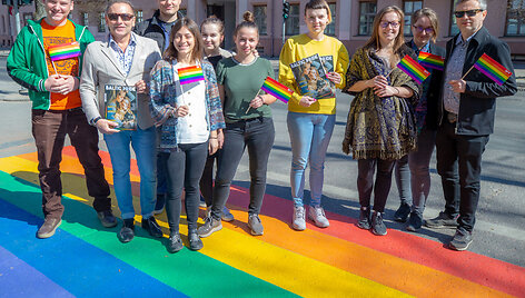 Naujai nudažyta vaivoryk&scaron;tės spalvų perėja Vilniuje ir &bdquo;Baltic Pride&ldquo; komanda