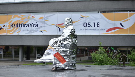 Antradienio rytą Panevėžio skulptūras apgaubė paslaptis