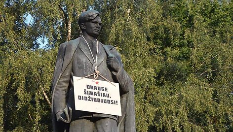 Lentelė ant P.Cvirkos paminklo, skurta Remigijui &Scaron;ima&scaron;iui