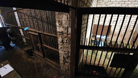Me&scaron;kos, laikytos voljere prie užeigos &bdquo;Plūgo broliai&ldquo;