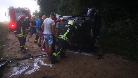 Neblaivaus vyro vairuojamas BMW nuo kelio numu&scaron;ė ūkininko &bdquo;Nissan&rdquo;: grįžinėjo pamelžęs karves