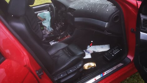 Neblaivaus vyro vairuojamas BMW nuo kelio numu&scaron;ė ūkininko &bdquo;Nissan&rdquo;: grįžinėjo pamelžęs karves