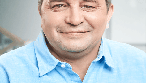 Eugeniju&scaron; Versockij. Ketverius metus gyvena socialiniame būste, visapusi&scaron;kai pritaikytame prie jo negalios &ndash; netekęs abiejų kojų, Eugeniju&scaron; juda vežimėliu.