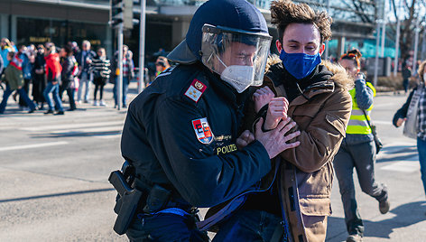 Vienoje prieš karantiną protestavo tūkstančiai žmonių