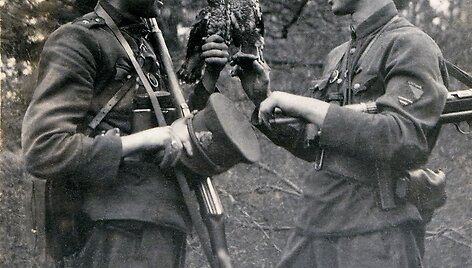 Tuometinis Dainavos apygardos Merkio rinktinės vadas A. Ramanauskas-Vanagas (kairėje) su savo pavaduotoju Albertu Perminu-Jūrininku, 1947 m.