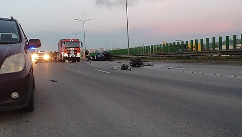 Vilniuje automobilis rėžėsi į atitvarus