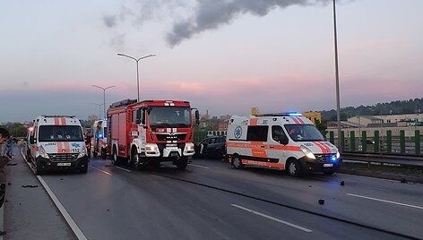 Vilniuje automobilis rėžėsi į atitvarus