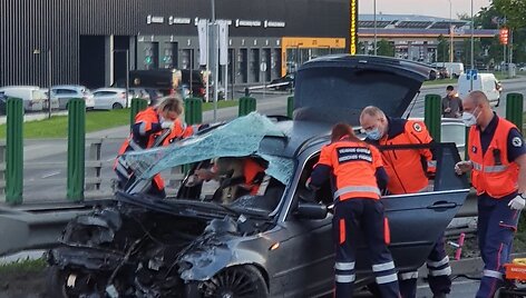 Vilniuje automobilis rėžėsi į atitvarus