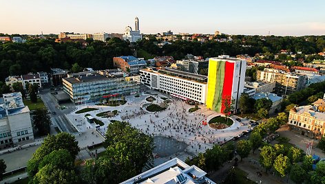 Kauniečiai himną giedojo susirinkę Vienybės aikštėje