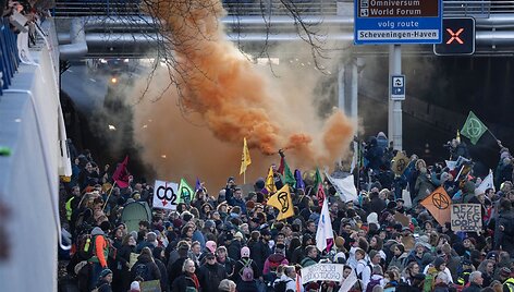 Klimato aktyvistai blokavo vieną pagrindinių kelių į Hagą