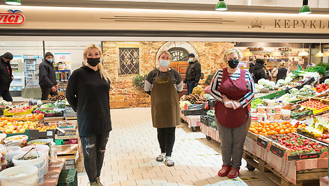 Daržovių ir vaisių pardavėjai pasirūpina, kad ištisus metus nepritrūktume vitaminų: čia visada yra šviežių vaisių, uogų, o taip pat ir šviežių bei raugintų daržovių