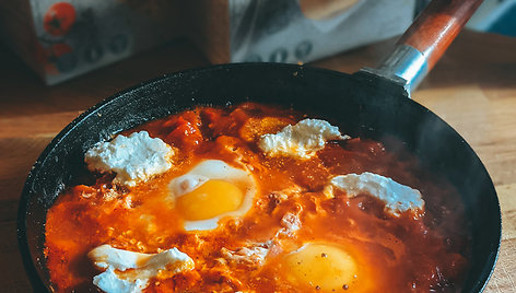 Nekasdieniai patiekalai. Šakšuka su nduja dešra ir burrata sūriu