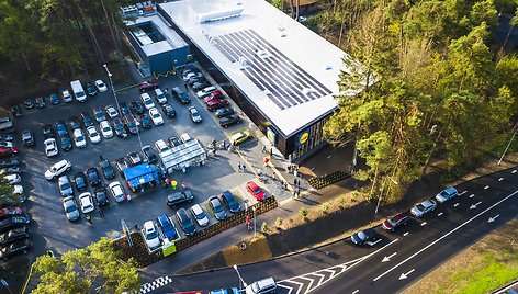 Saulės elektrinė ant Lidl parduotuvės stogo