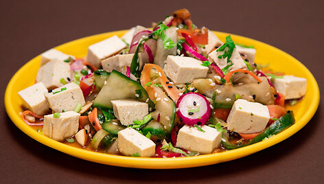 Azijieti&scaron;kos salotos su tofu sūriu