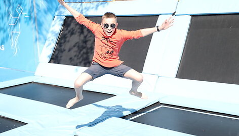 &Scaron;uoliai ant batuto Palangos vasaros parke